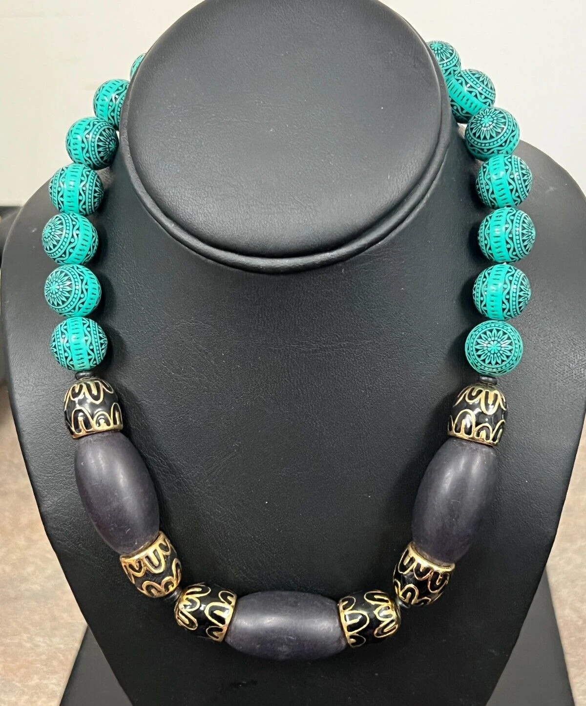 Collana Balenciaga nera blu e oro 17 1 2 pollici