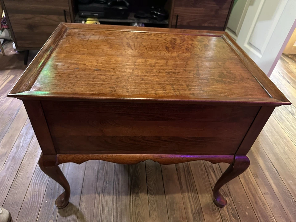 Mesa auxiliar de mesita de noche Pennsylvania House de madera de cerezo estilo Queen Anne Foto 3 de 4