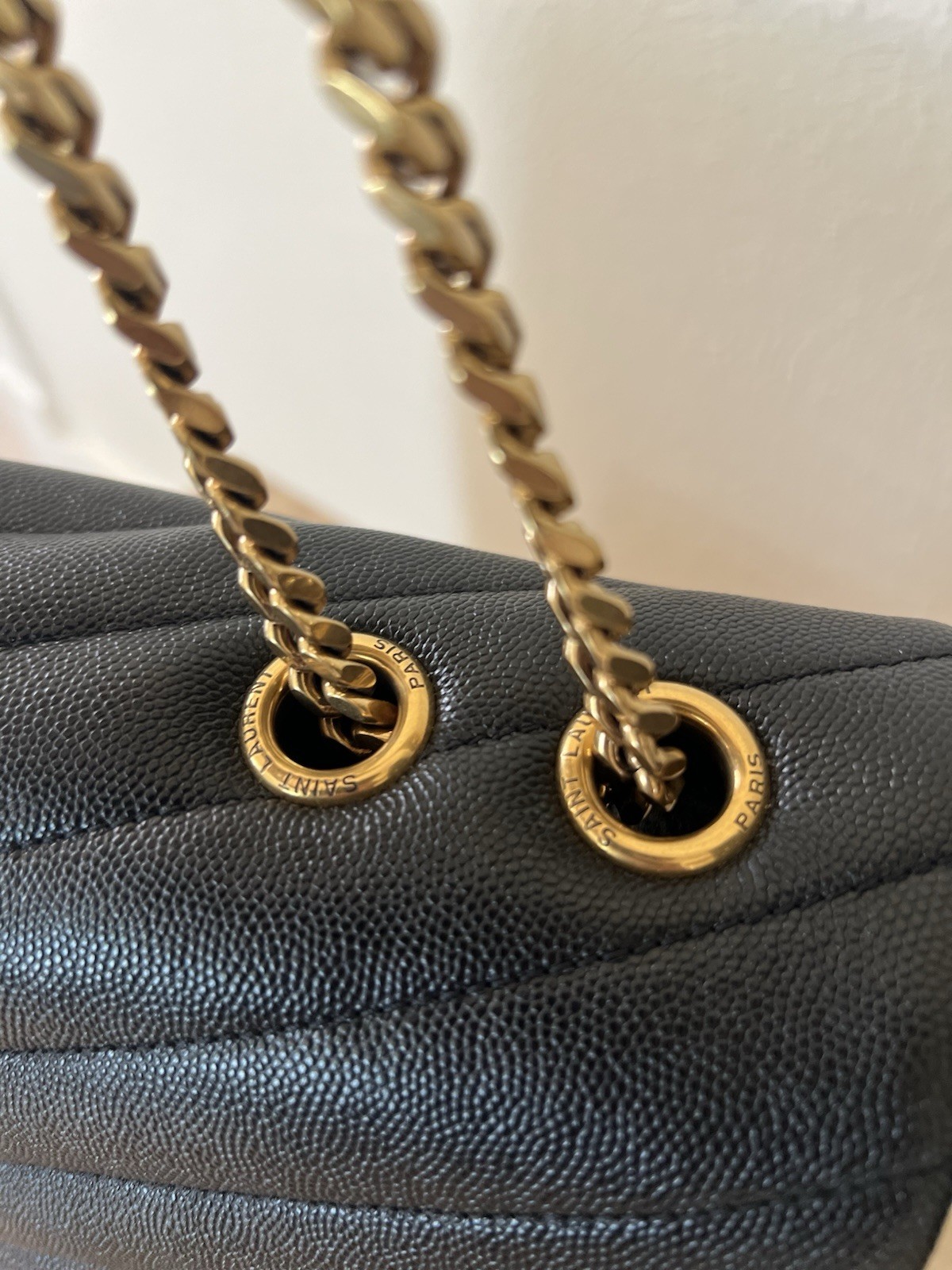 Catena vintage Saint Laurent LouLou Medium in pelle di vitello nera e ottone