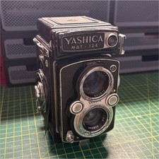 Yashica Mat-124 Twin Lens Reflex TLR 120mm 120 Film Camera Black
