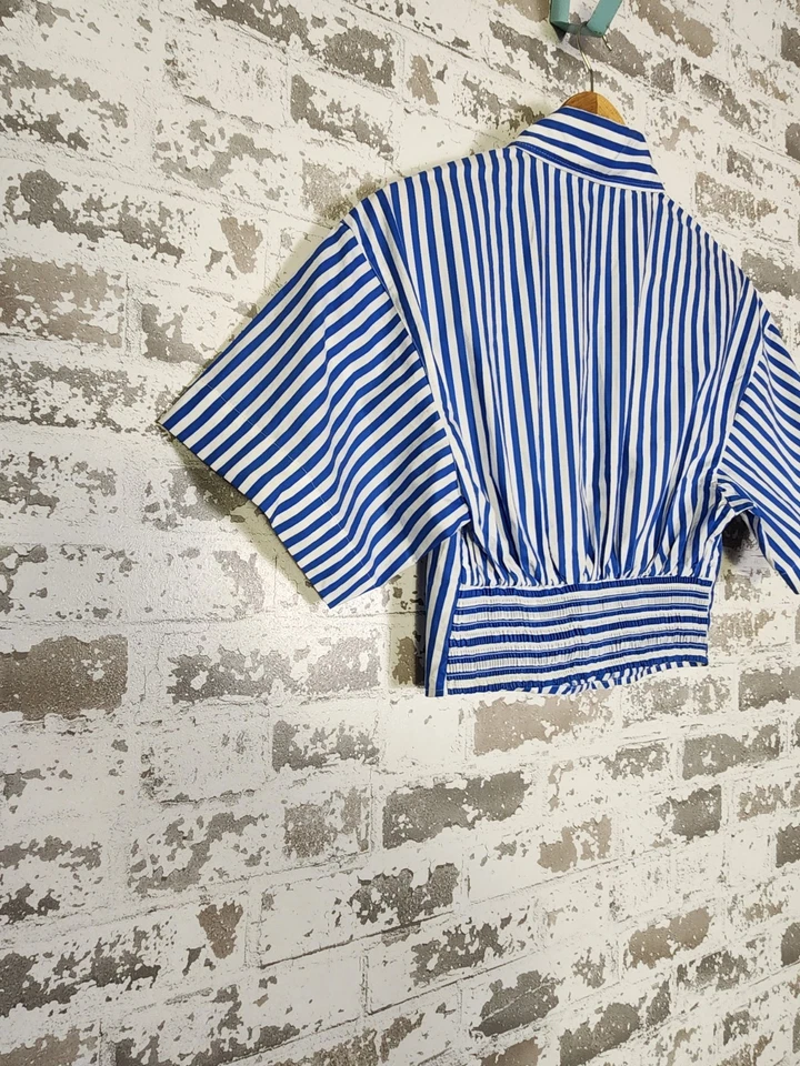 Camisa con montura abotonada XS blanca azul a rayas preppy oficina clásica recortada Foto 4 de 4