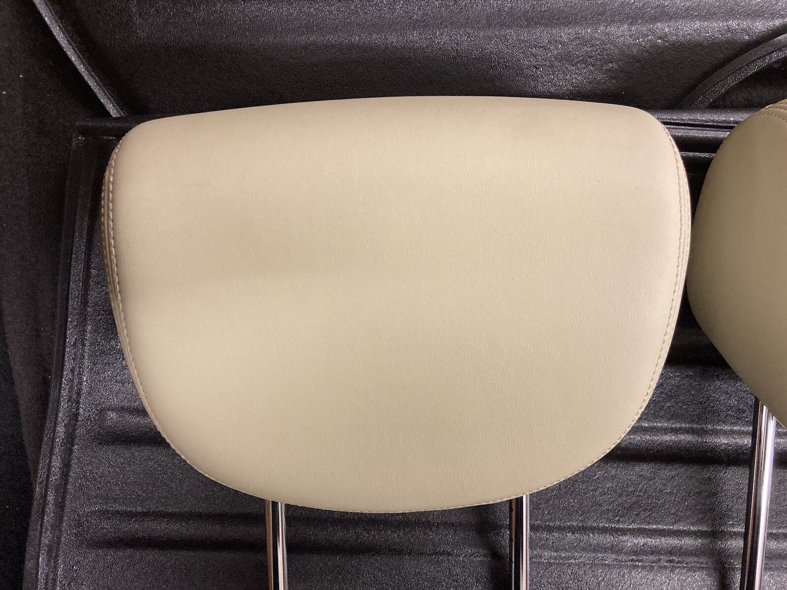 Front Headrest Infiniti FX35 FX50 QX70 FX37. 2nd Generation (2009+) Tan