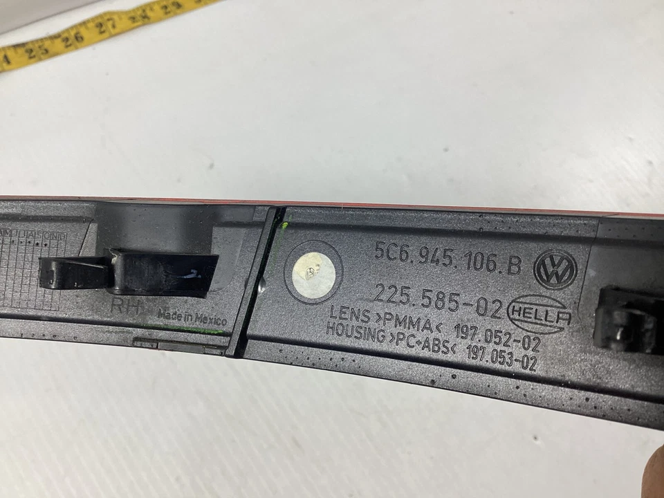 Reflector de parachoques trasero derecho Volkswagen Jetta 2015-2018 5C6945106B OEM. Foto 4 de 4