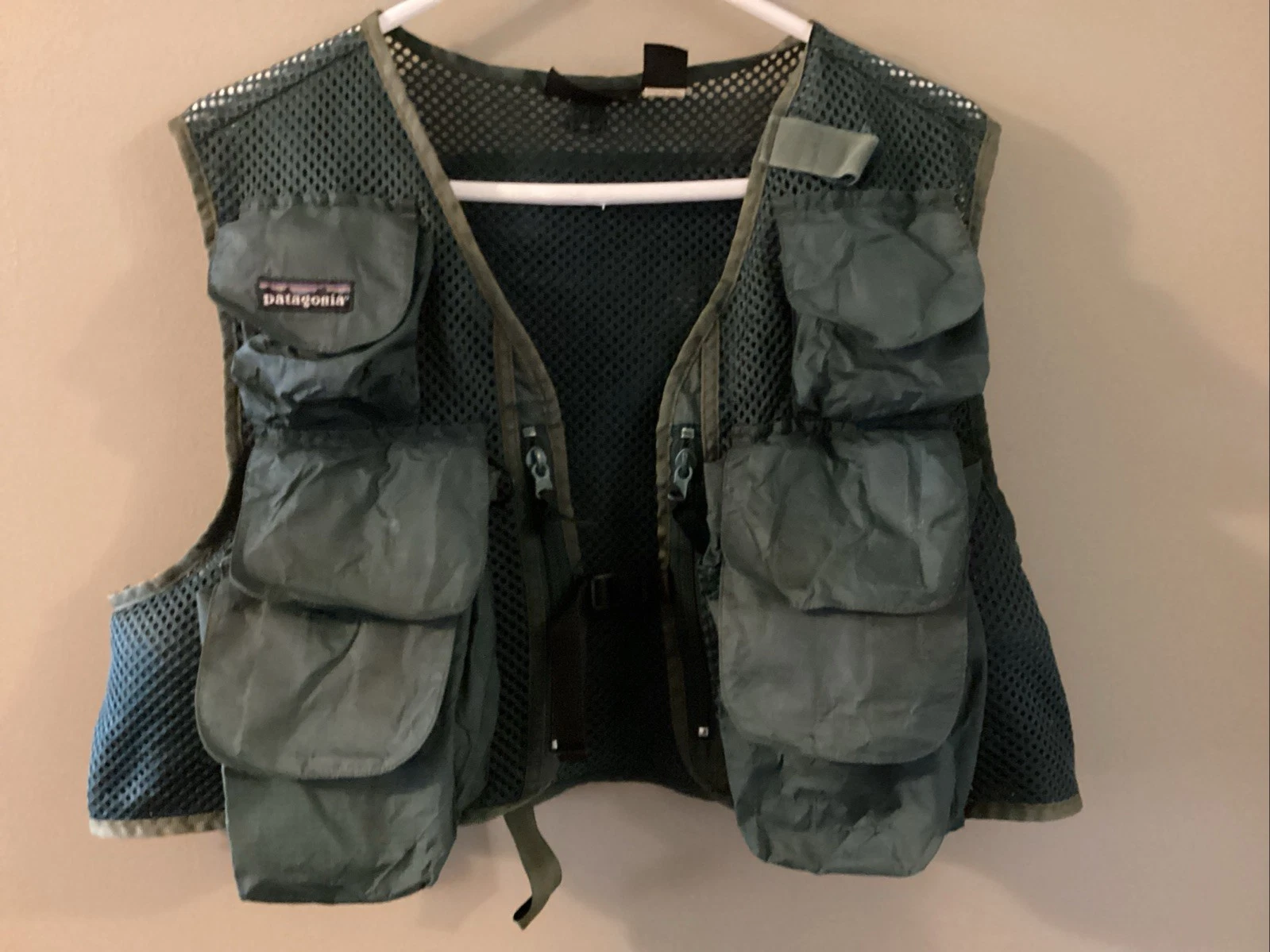Vintage Patagonia Fly Fishing Vest Med Green Mesh Zip Pockets Made in Hong Kong
Opens in a new windo
