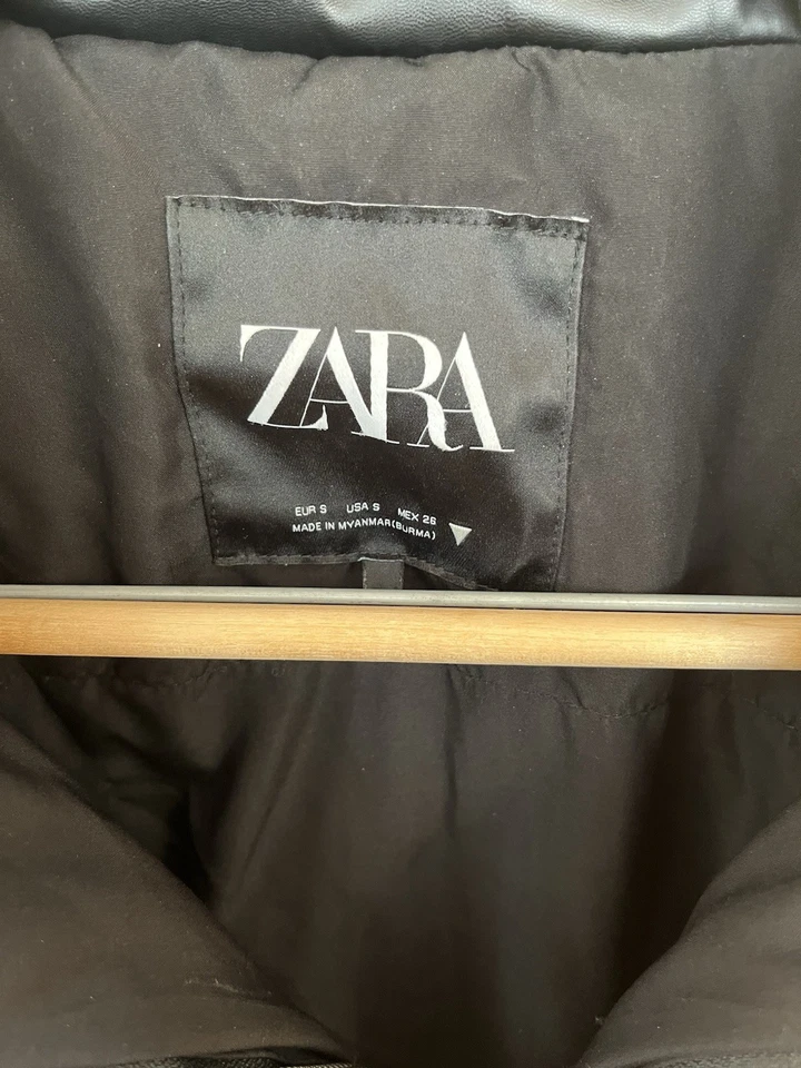 Chaqueta acolchada recortada negra para mujer Zara talla pequeña cremallera completa manga larga Foto 4 de 4