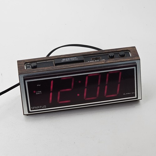 Vintage Spartus Model 1099 Digital LED Alarm Clock Wood Grain Battery Backup