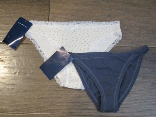 2 PAIRS BRANDY MELVILLE FLORAL EYELET + BLUE BASIC PANTIES  SIZE XS/S