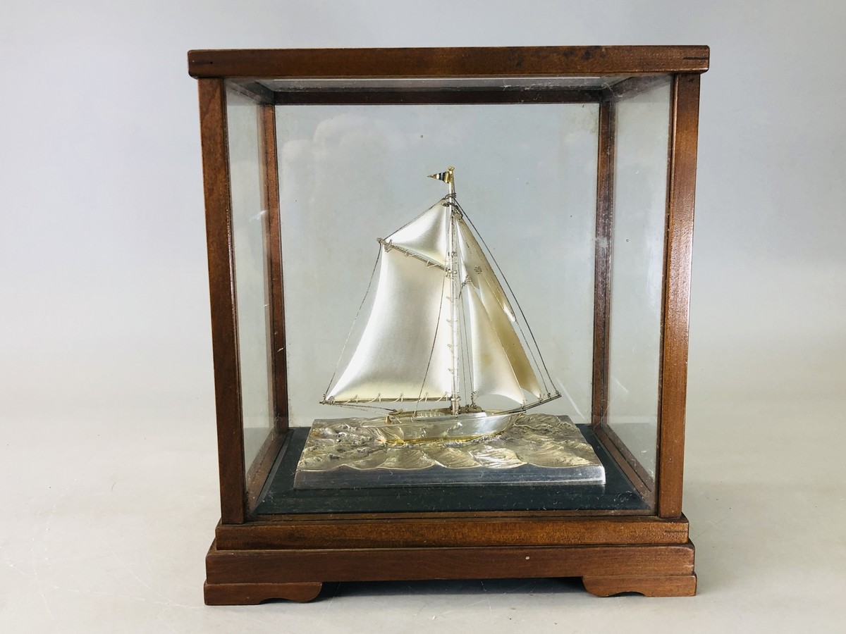 #suveniri コレケシヨン　大砲 Y6302 OKIMONO Silver yacht figure signed glass case Japan