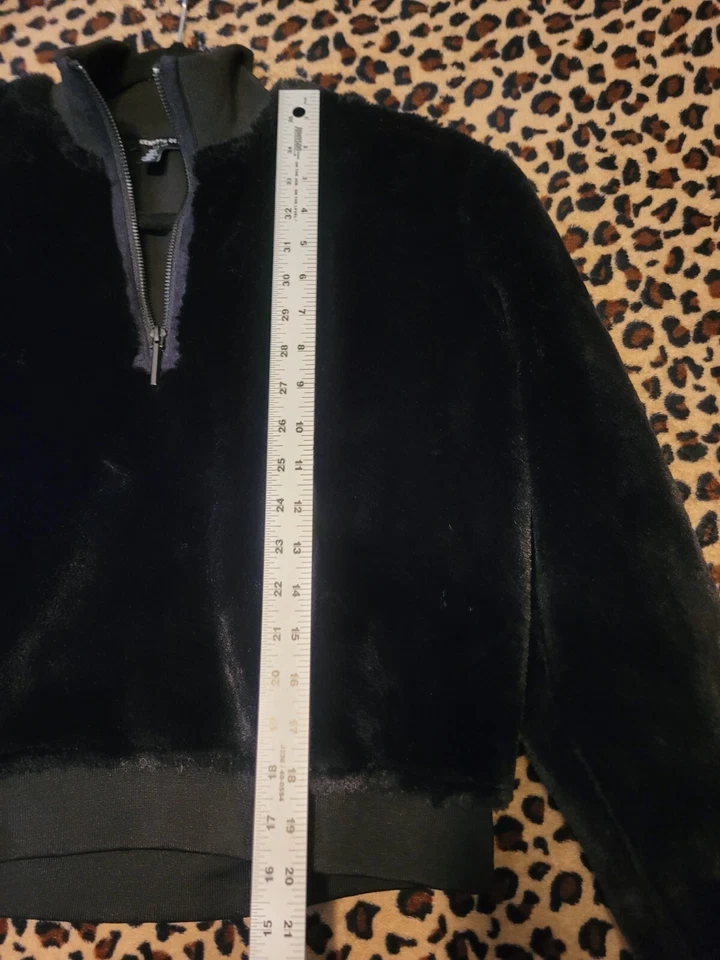 Pullover suave negro pequeño Kenneth Cole de piel sintética con cremallera 3/4 para niños y niñas Foto 4 de 4