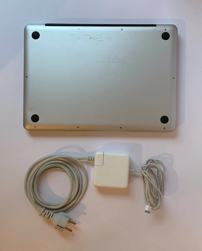 Apple Mac Book Pro 13 (Mitte 2009) mit SSD - Top Zustand - Bild 3 von 4