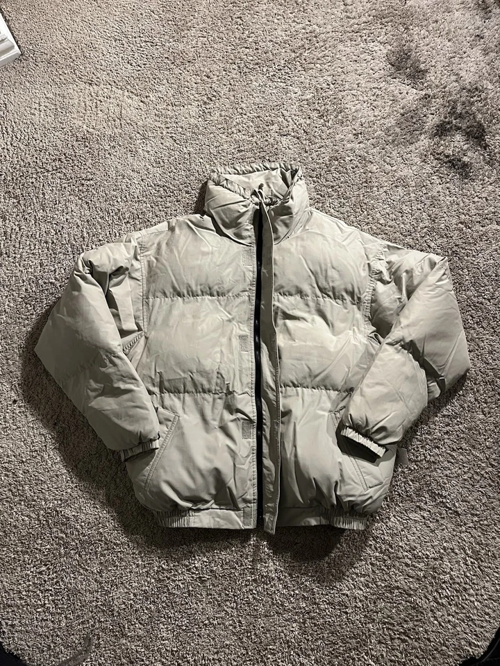 Chaqueta acolchada Essentials Fear of God en beige talla mediana Foto 2 de 4
