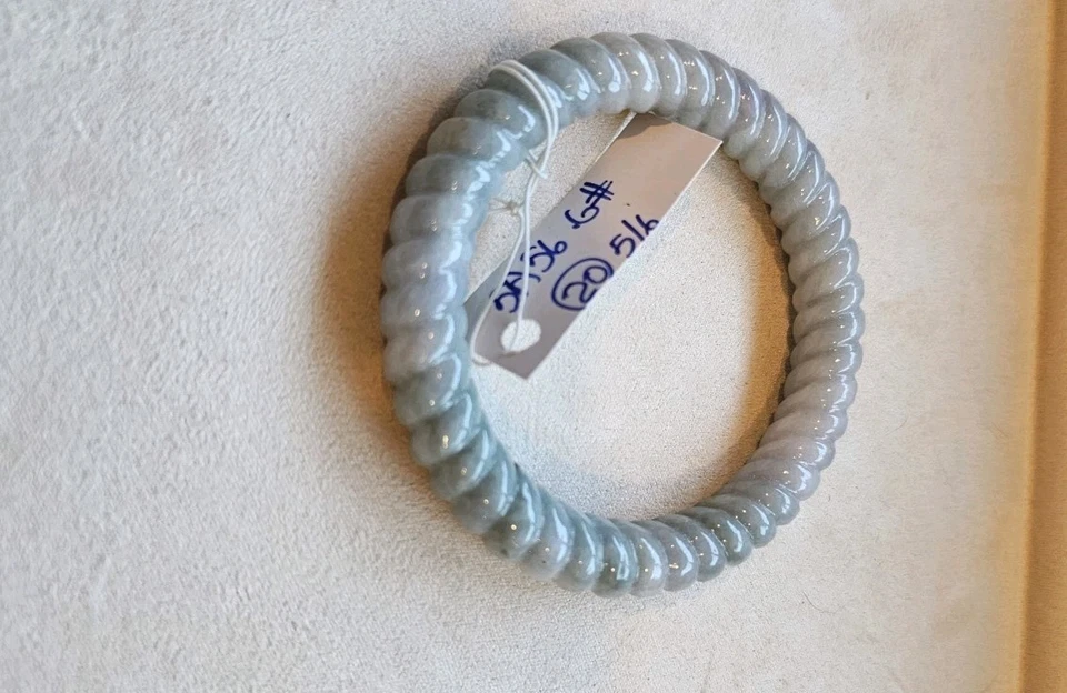 Brazalete de jadeíta natural certificado Birmania grado A gris lavanda torcido 56 mm Foto 2 de 4