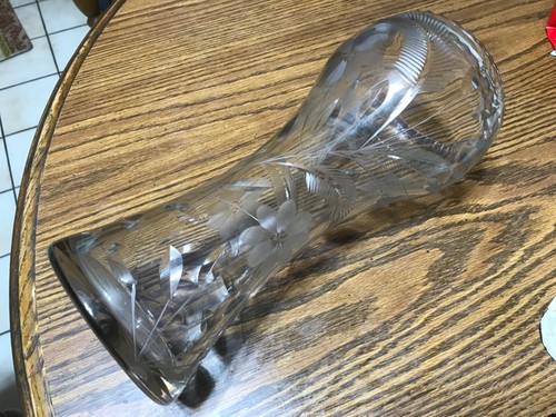 Large Crystal Vaseline Glass Vase, etched Floral pattern - Picture 4 of 5