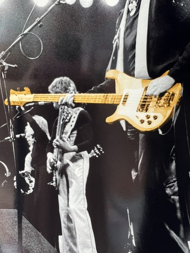 Paul McCartney Wings estampado blanco y negro con guitarra dorada Richard Aaron - Imagen 3 de 4