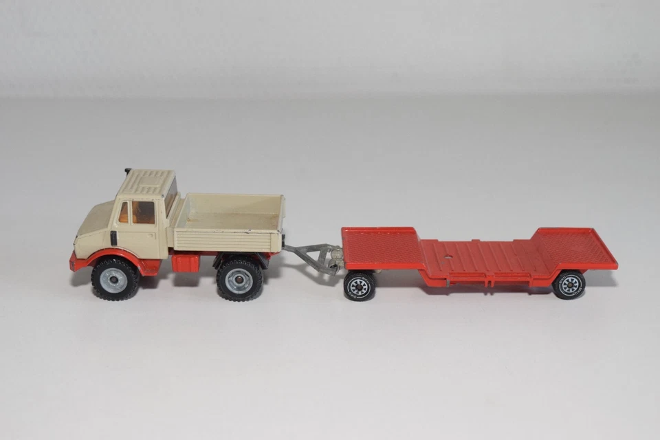 A35 1:55 SIKU MERCEDES-BENZ UNIMOG CON RIMORCHIO PIANALE RIBASSATO OTTIME CON... - Immagine 2 di 4