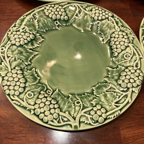 Bordallo Pinheiro Majolica Green Grapes Cluster Plates Portugal 9.25”  *read* - Picture 1 of 10