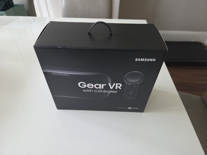 *BRAND NEW* Samsung Galaxy Gear VR Virtual Reality Headset with Controller
