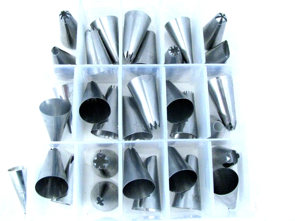 De colección 16 Glaseado Tubería Decoración de Pasteles Puntas de Metal Boquilla 2 Acopladores de Plástico y Caja Foto 3 de 4