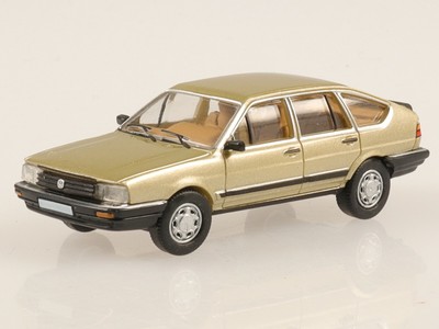 VW Passat B2 Hatchback 1985 beige met. modelcar Premium ClassiXXs 1:87