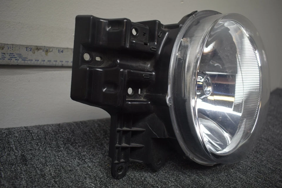2007-2010 TOYOTA FJ CRUISER RIGHT SIDE HEADLIGHT FACTORY OEM - Image 2 of 4