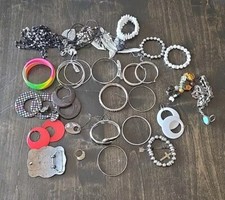 LOT Jewelry Costume Bracelets Over 1 Lb 10 Oz Pound Wearable Beads Earing Ring