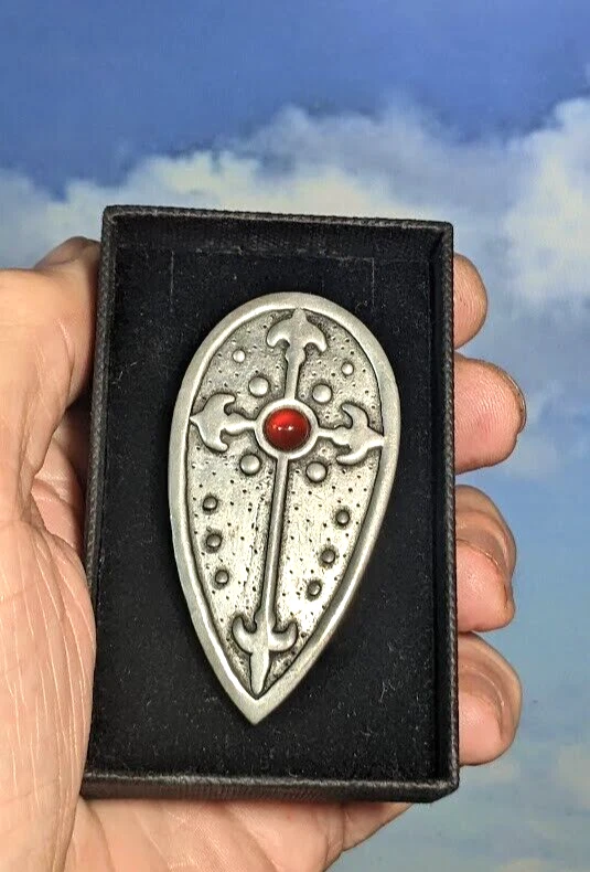 Peltre vintage San Justino, escudo largo celta con broche cabujón, en caja. Foto 3 de 4