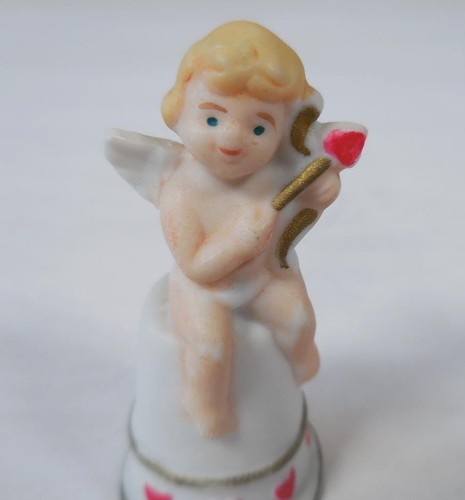 Statuina Enesco vintage porcellana biscotto ditale cupido con cuori - Foto 2 di 7
