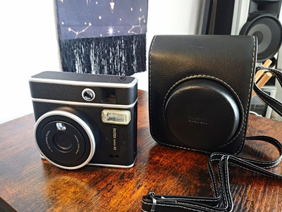 Fujifilm Instax Mini 40 Sofortbildkamera schwarz/silber mit Tasche & Riemen