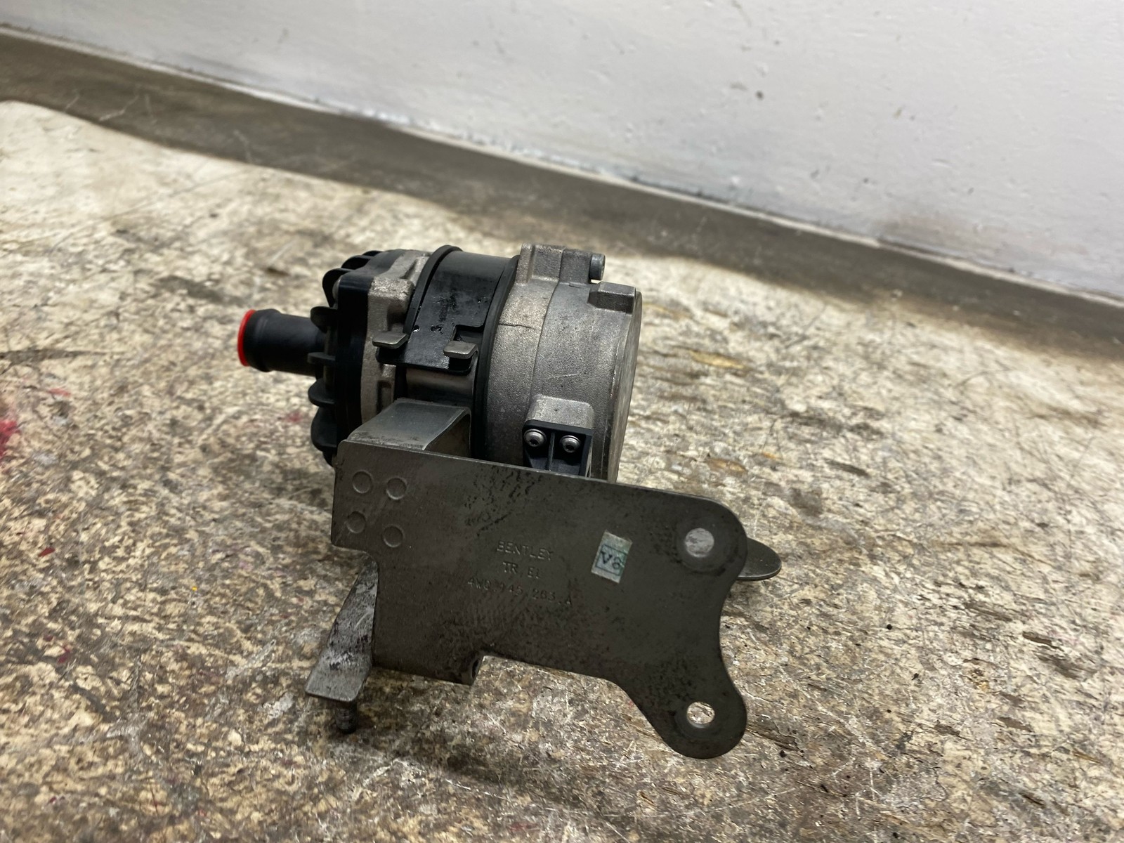 2013-2018 BENTLEY FLYING SPUR AWD 4.0L V8 AUXILIARY COOLANT WATER PUMP 8K0965567