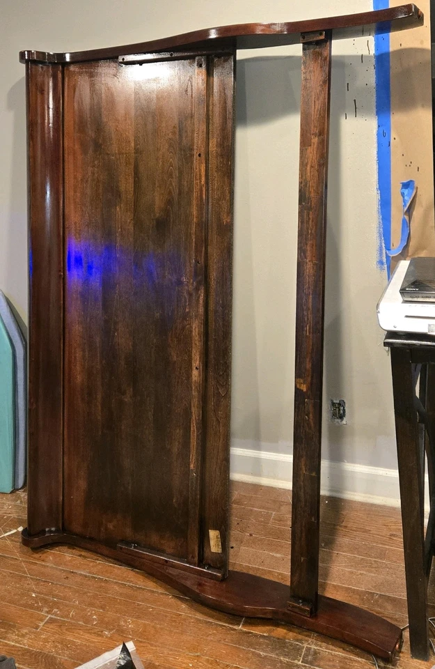 Marco de cama antiguo king de madera maciza de mediados de siglo. Cabecero estribo, solo. Foto 3 de 4