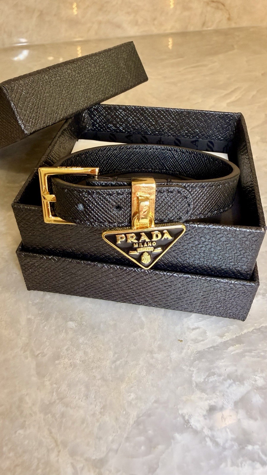 Auténtica pulsera Prada Milano Saffiano con herrajes en tono dorado