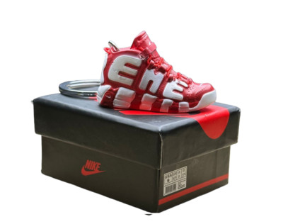 Supreme x Air More Uptempo Trainer Schlüsselanhänger mit Mini-Schuhkarton