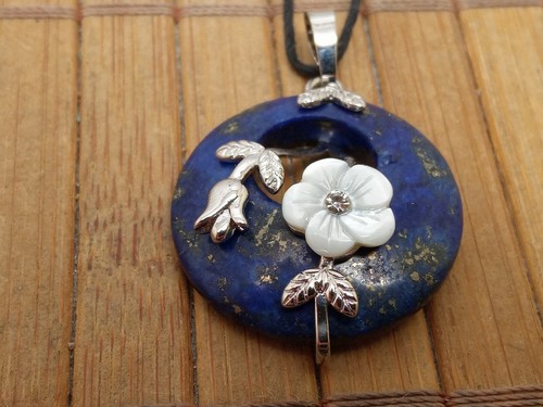 Pendentif donut LAPIS LAZULI naturel et fleur blanche sculptée + cordon reglable - Picture 3 of 3