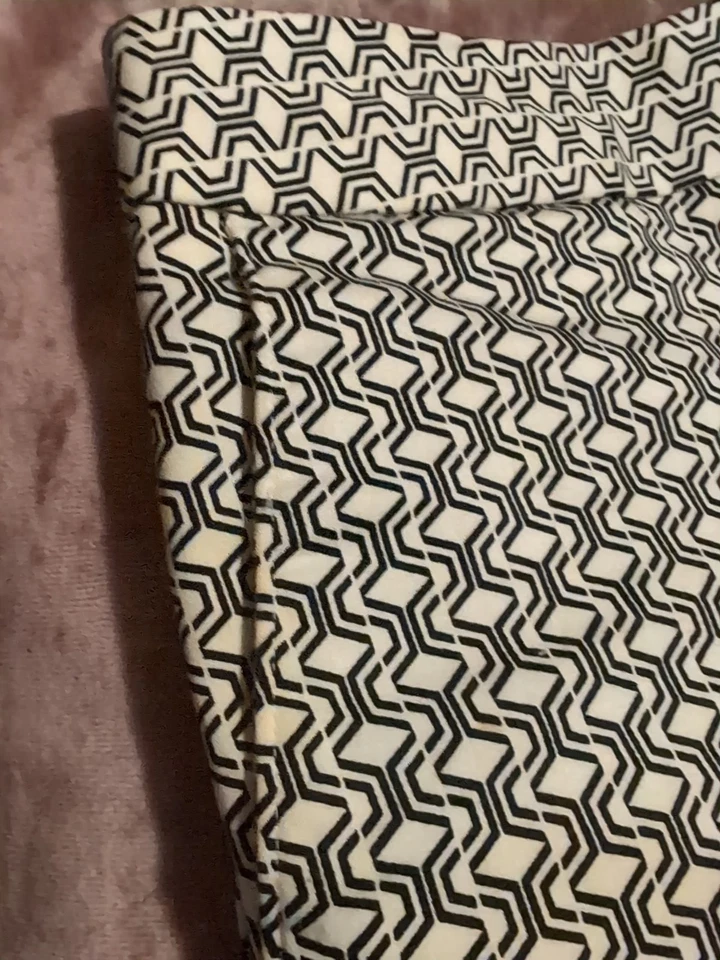 Pantalones Cortos Mujer Express Blanco y Negro Estampado Geométrico Talla 2 Foto 3 de 4