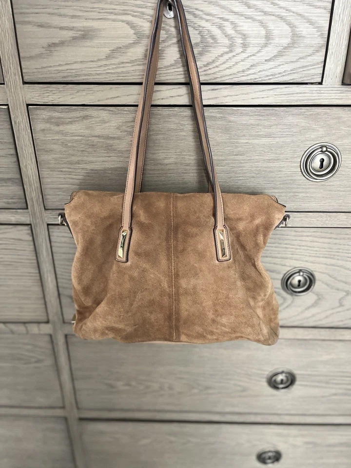 Cartera bandolera/hombro de gamuza Elizabeth and James, marrón, detalle de cuero suave Foto 3 de 4