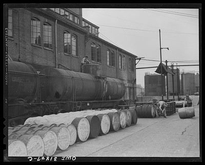Photo:Cincinnati Ohio 1943 Procter Gamble tank cars glycerine loading
