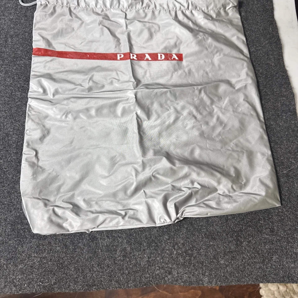 ¡Bolsa de almacenamiento de polvo de vinilo Prada gris plateado con cordón con logotipo rojo! 14"x13"" Foto 3 de 4