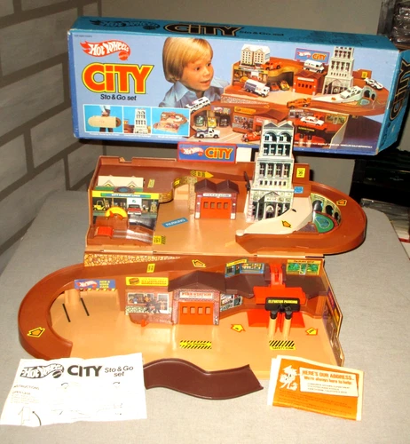 1980 MATTEL HOT WHEELS STO & GO CITY PLAYSET W-BOX- EXC-NM- VINTAGE DIECAST TOY