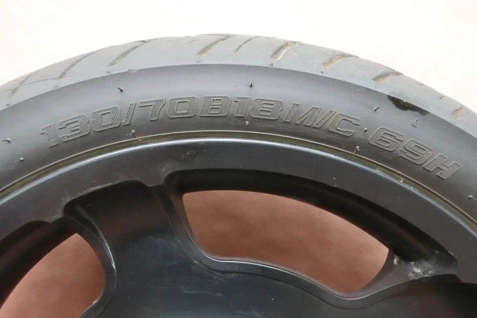 Шина с передним ободом колеса 2012-2016 Harley Davidson FLHX Street Glide 130/70 B18 - Изображение 3 из 4