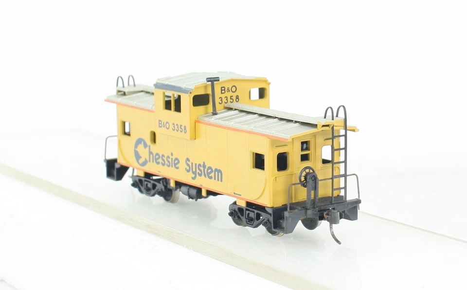 HO Athearn Chessie System Wide Vision Caboose W/ Interior & Flashing Rear Light - Image 2 of 4