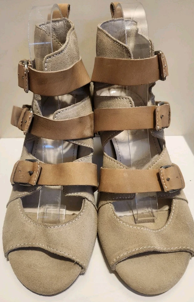 Zapatos de salón All Saints "Tamara" piedra gamuza/cuero bronceado hebilla punta abierta talla 8 $210 nuevos con etiquetas Foto 3 de 4