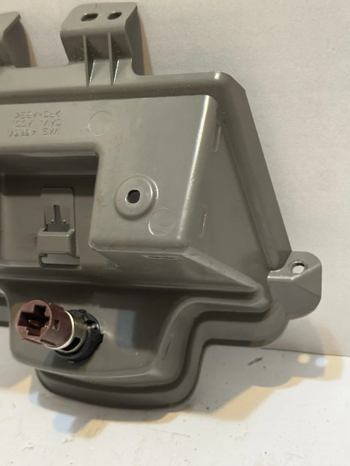 03-06 Chevrolet Tahoe Consola Central Trasera Borde Bisel Cubierta y Puerto de Alimentación 15070488 Foto 3 de 4