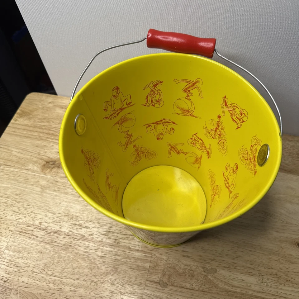 Винтажное оловянное ведро с песком Curious George Schylling с красной деревянной ручкой высотой 7 дюймов - Изображение 2 из 4