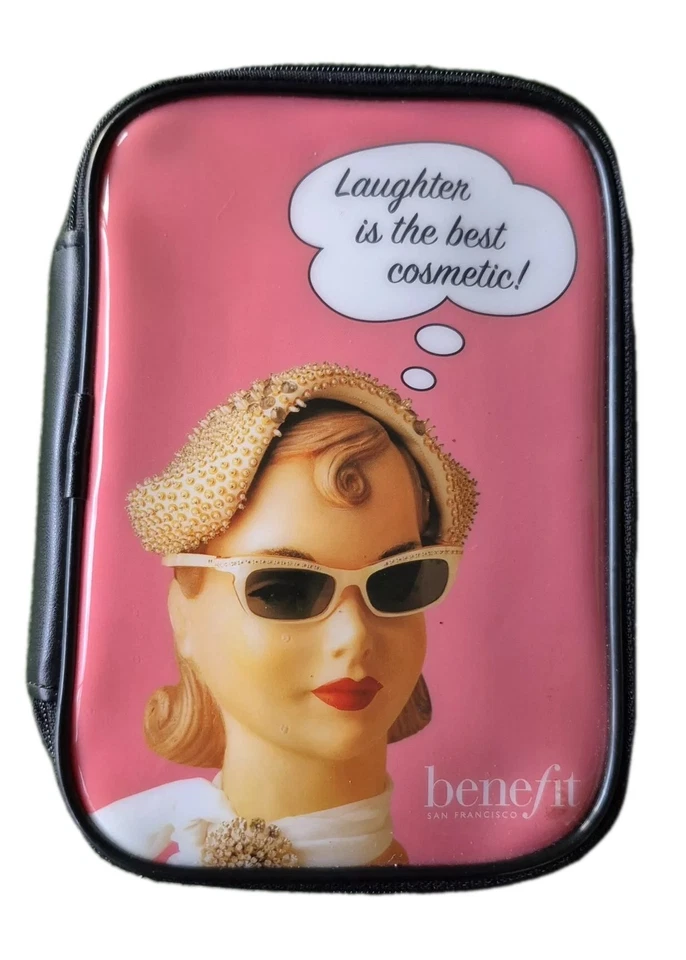 Bolsa Benefit "La risa es el mejor cosmético" con productos de espuma y máscara para ojos Foto 2 de 4