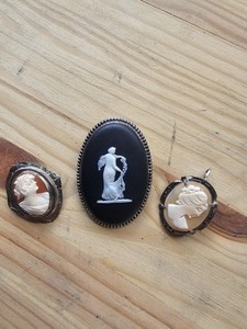 Wedgwood Oval Black & White Cameo Portrait Brooch Made in England Lot 10k gold