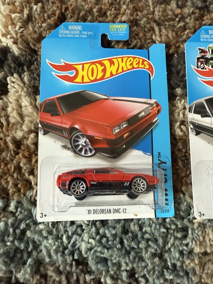 Hot Wheels 2014 - HP City 81' Delorean DMC-12 - variantes rojo y gris oscuro  Foto 3 de 3