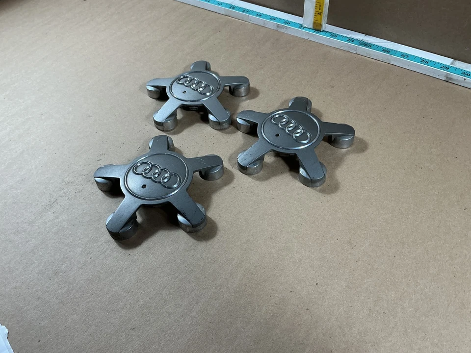 Juego de 3 tapacubos centrales de rueda Audi S5 2008-2012 4F0 601 165 OEM Foto 2 de 4