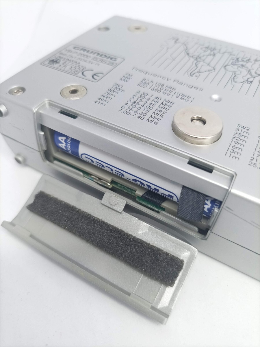 Radio portable à ondes courtes et AM/FM Grundig YB-P 2000 conçue par F