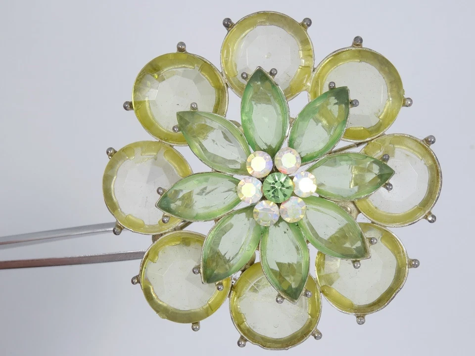DE COLECCIÓN BROCHE FLOR NOVEDAD PERIDOTO SINTÉTICO FACETADO Y CRISTALES AB 2.25" Foto 3 de 4