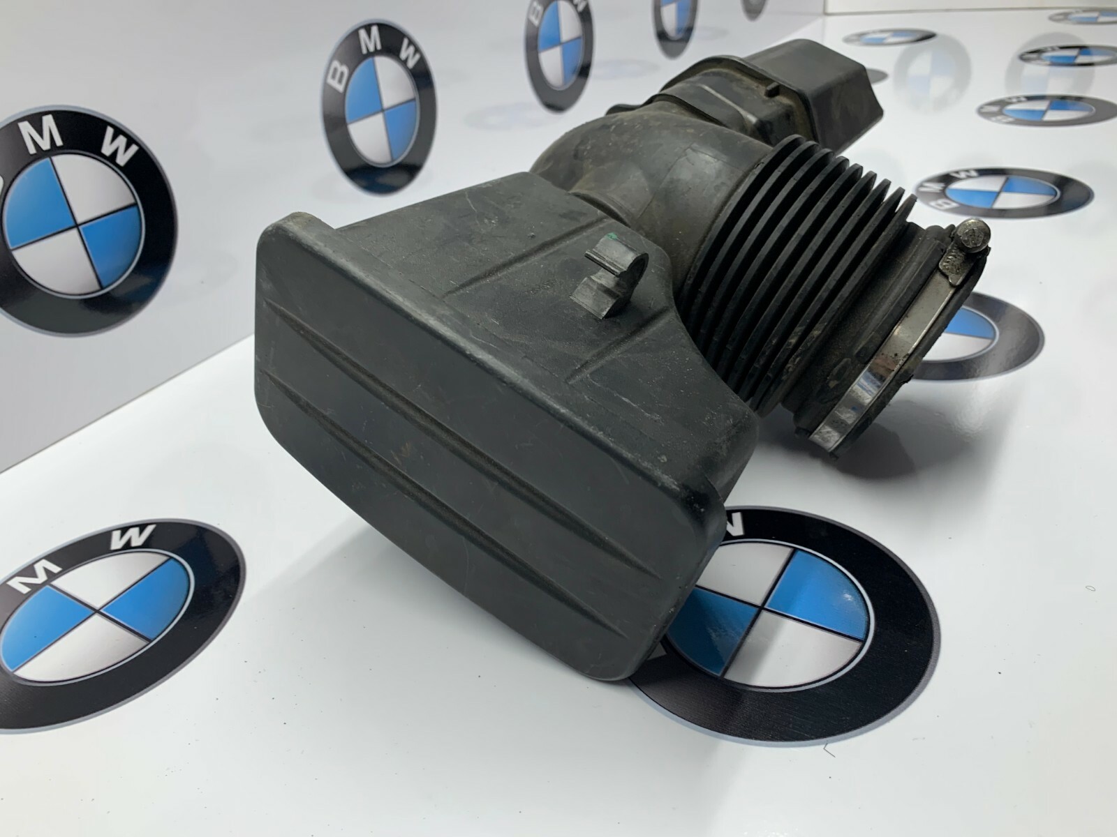 BMW E64 / E63 6 Series Air Intake Inlet Hose Chamber 7537613 for 